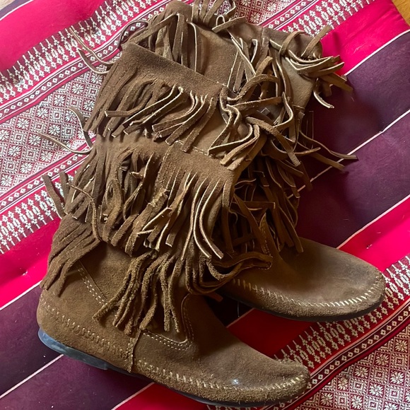 Minnetonka Fringe Boots size 8 - Picture 2 of 5